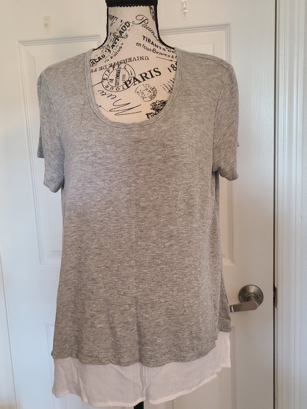 bobeau Gray Short Sleeve Scoop Neck Layered Hem Top